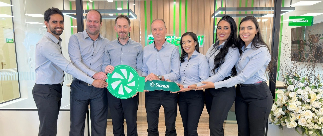  Equipe de Guarda-Mor recendo a chave simbólica da agência.jpg 