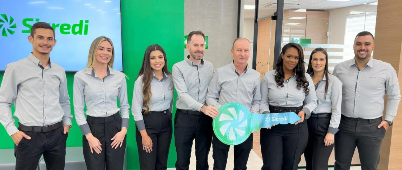  Equipe de São Gotardo recendo a chave simbólica da agência.jpg 