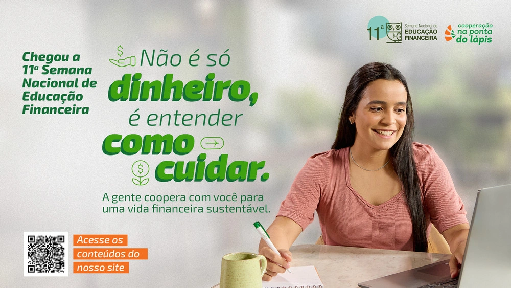  Mulher de camiseta rosa, com caneta na mão estudando sobre educação financeira 