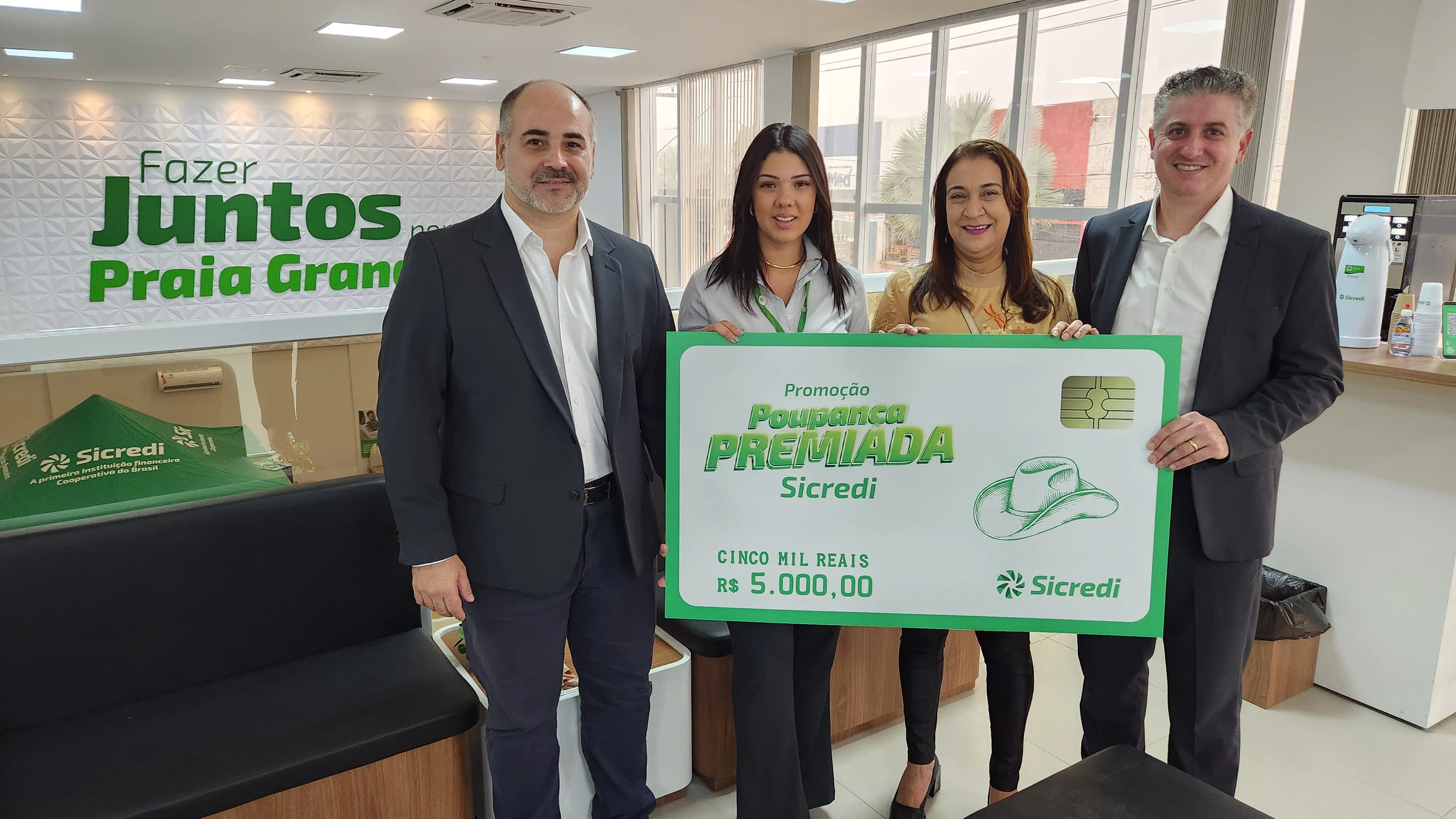 Pessoas segurando cartão gigante de premio 