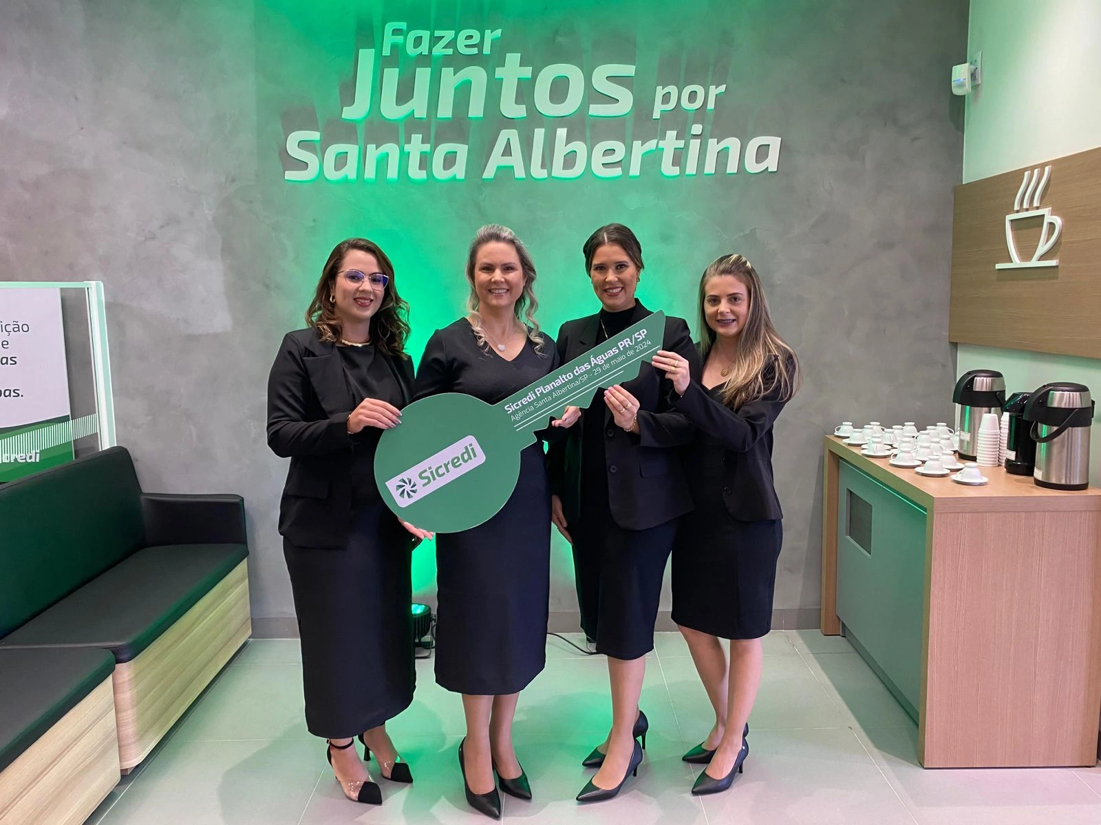  Mulheres segurando chave de inauguração 