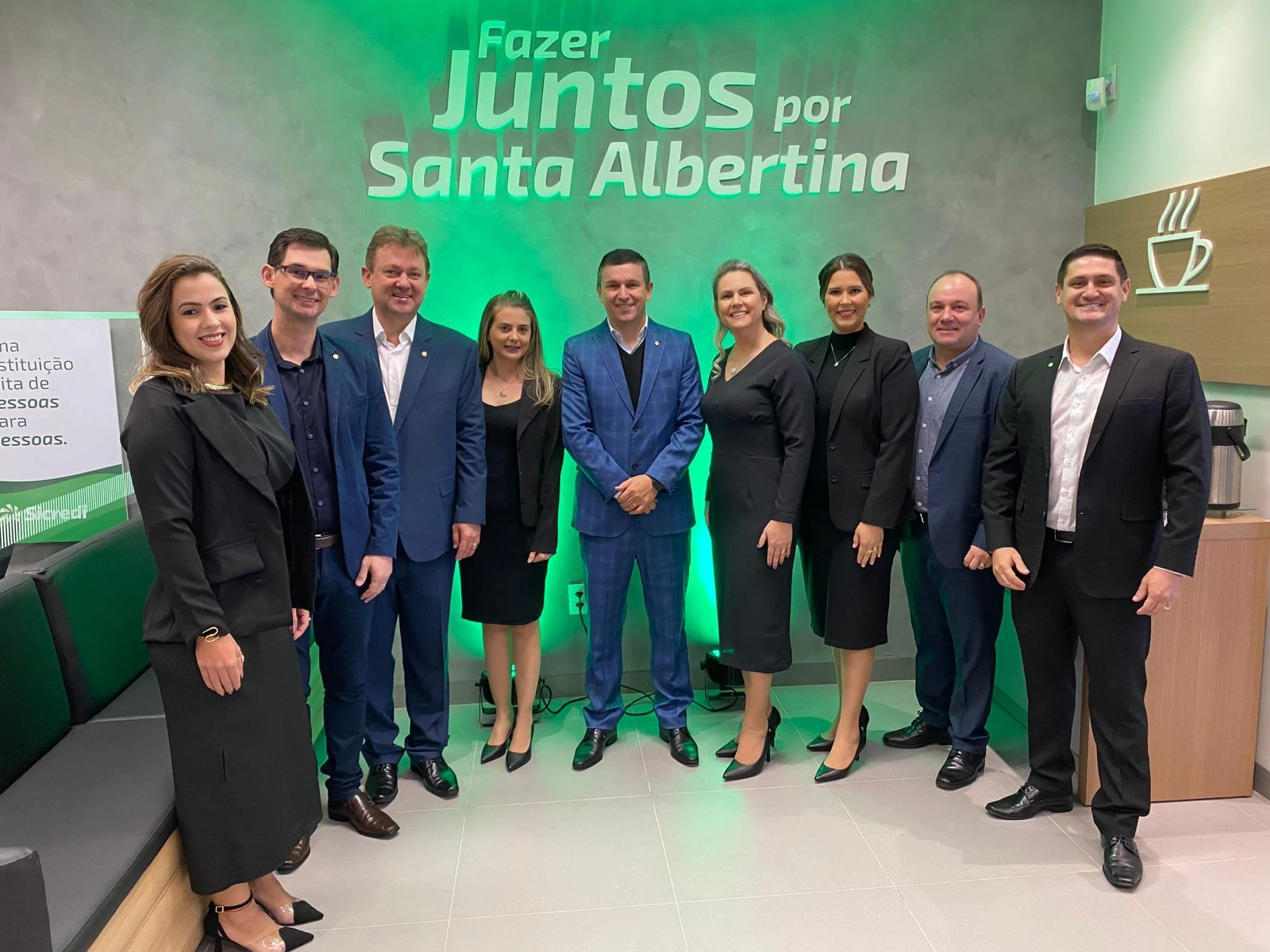  Pessoas com roupas formais em um semi circulo 