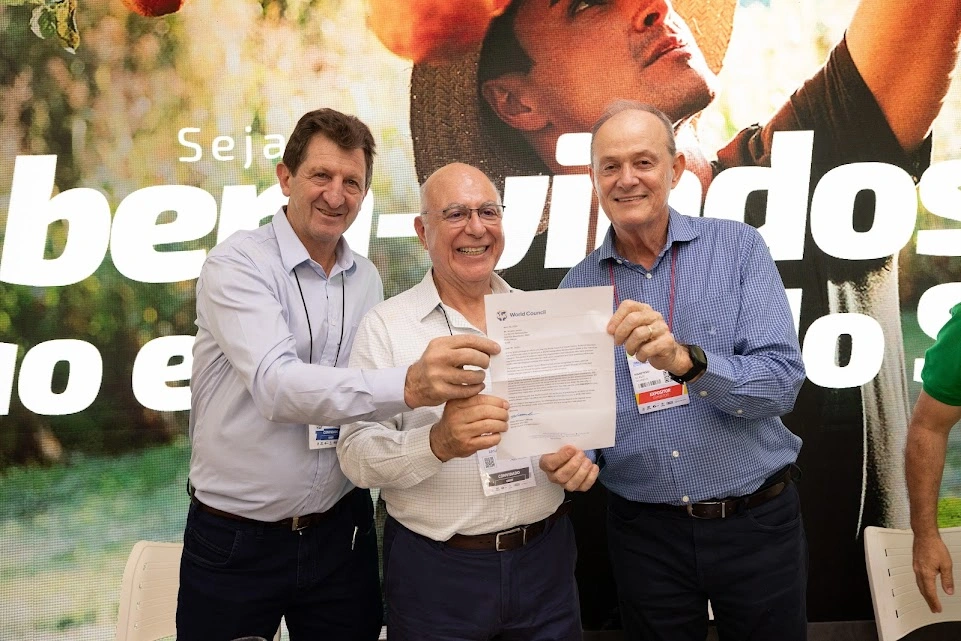  Na foto: Clemente Renosto, presidente da cooperativa Sicredi Parque das Araucárias PR/SC/SP, o deputado federal Arnaldo Jardim, e Manfred Alfonso Dsenbrock, presidente da Central Sicredi PR/SP/RJ 