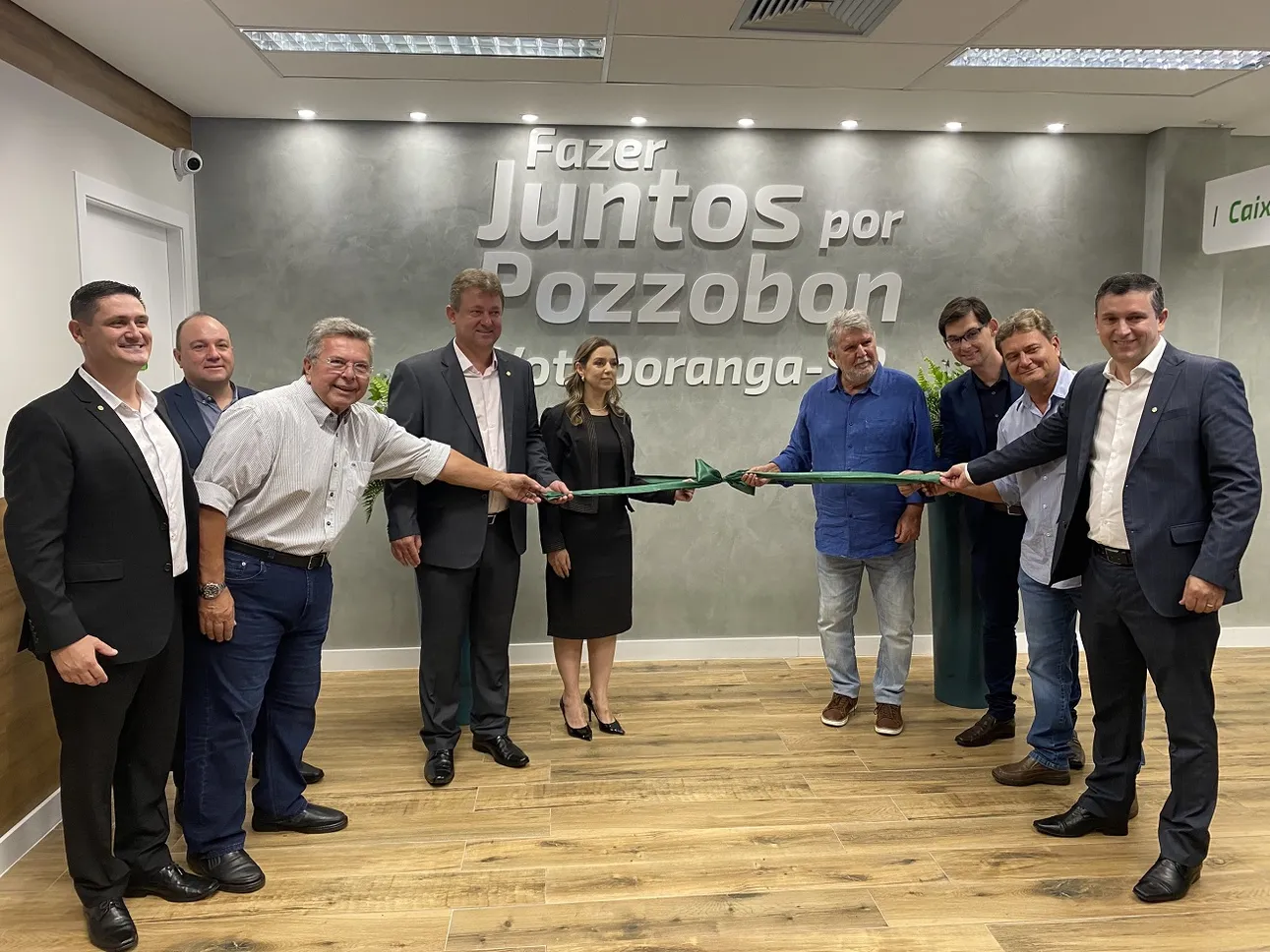  Desenlace da fita pelas lideranças do Sicredi e agência 