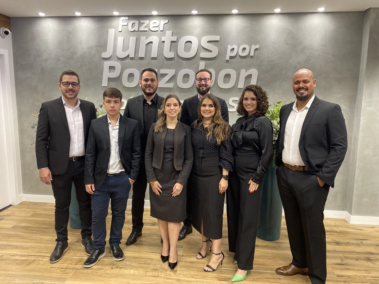  Pessoas com roupas formais, inaugurando agência Sicredi 