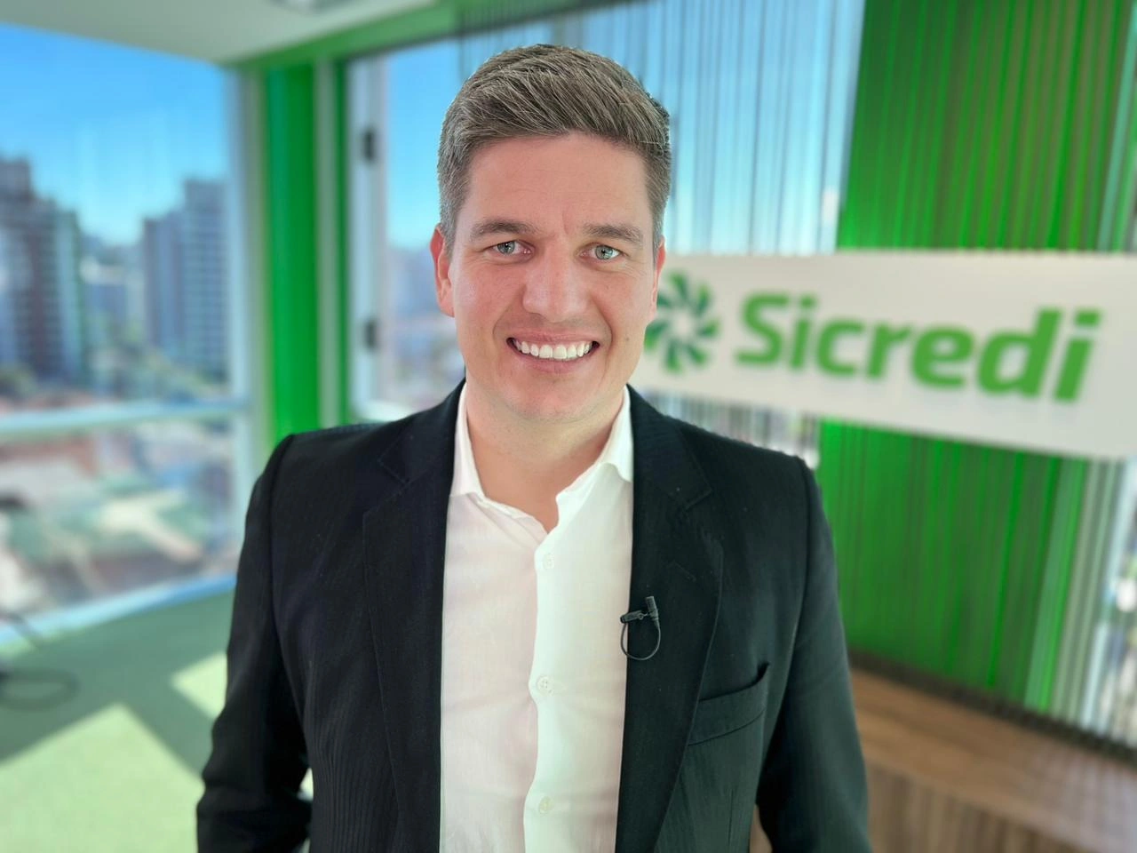  Homem branco e loiro usando terno 