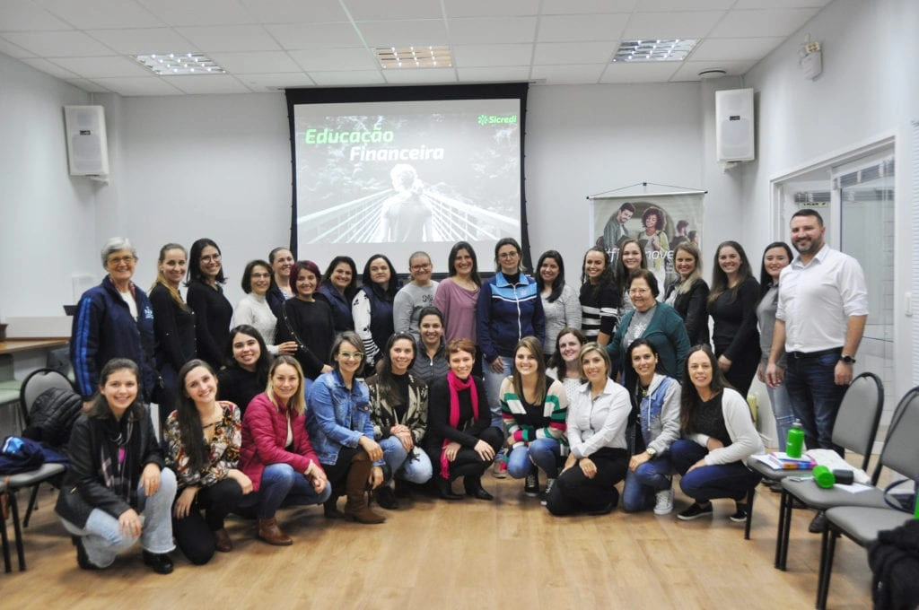  sicredi-aborda-educacao-financeira-com-alunos-e-educadores-do-colegio-notre-dame-aparecida-1-1024x680.jpg 