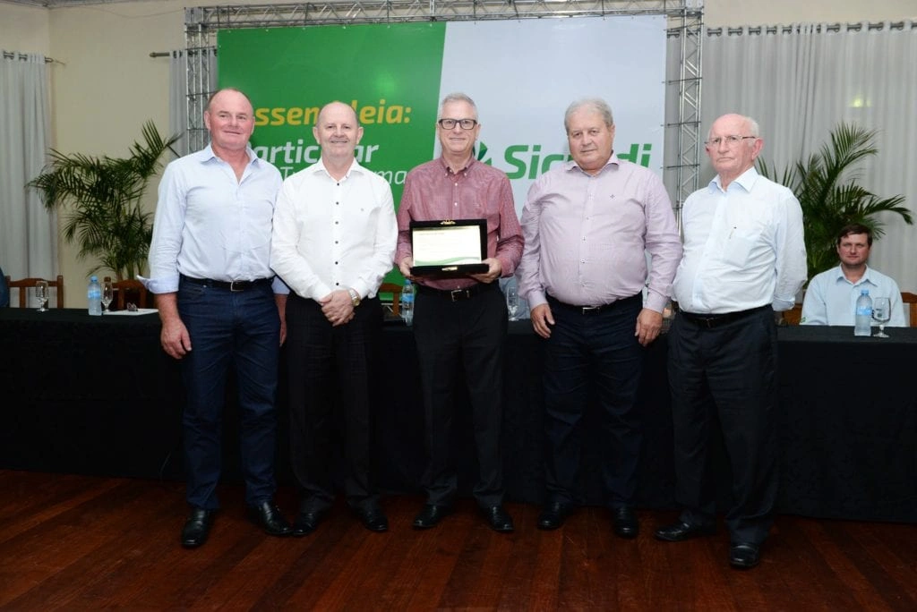  jose-celeste-recebeu-homenagem-pela-sua-gestao-de-17-anos-de-presidencia.-1024x684.jpg 