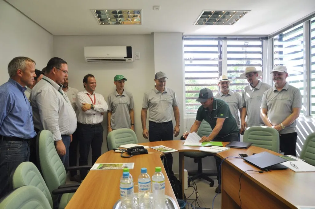  sicredi-firma-acordo-de-cooperacao-para-aquisicao-de-sistema-tecnologico-de-sementes-e-fertilizantes-2-1024x680.jpg 