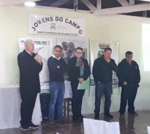  sicredi-e-emater-promovem-encontro-com-foco-no-desenvolvimento-do-agronegocio-1-300x267.jpg 