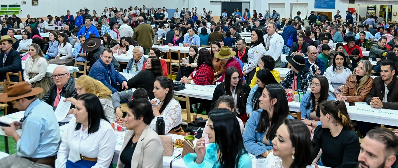  Público lotou a comunidade para as homenagens 