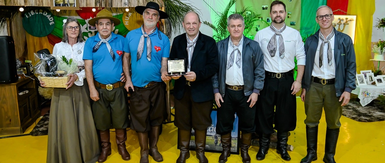  O Diretores da Sicredi Botucaraí RS/MG receberam a placa de homenagem 
