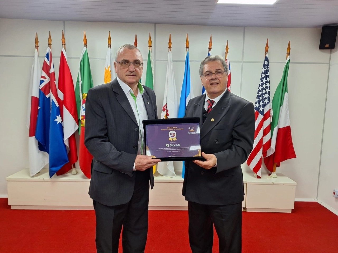  Vice-Presidente Alcides Brugnera recebendo a distinção Selo Bah-Heróis do Banco de Alimentos RS. 
