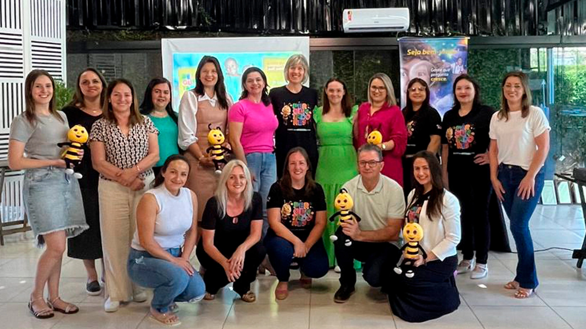  Gestores Municipais e Coordenadores Locais do Programa A União Faz a Vida posam para foto em salão 