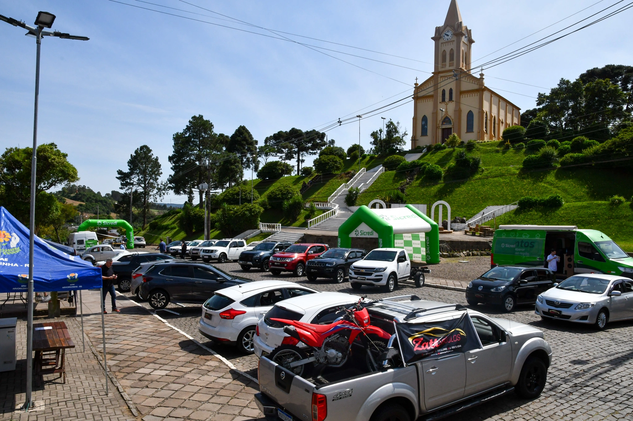  Carros estacionados na rua da Igreja de Arvorezinha 