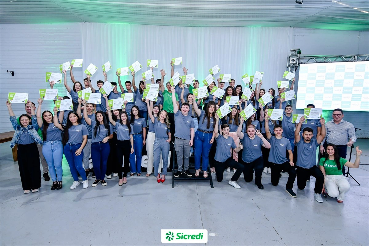  Jovens Formandos do Programa Atuação Jovem no RS posam com seus diplomas 