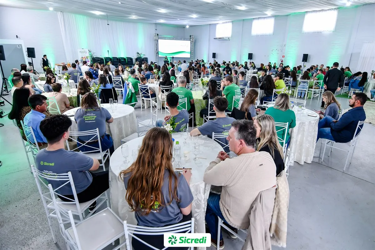  Grande público assiste a apresentação do Programa Atuação Jovem Sicredi 