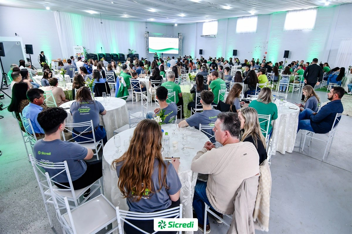  Grande público assiste a apresentação do Programa Atuação Jovem Sicredi 