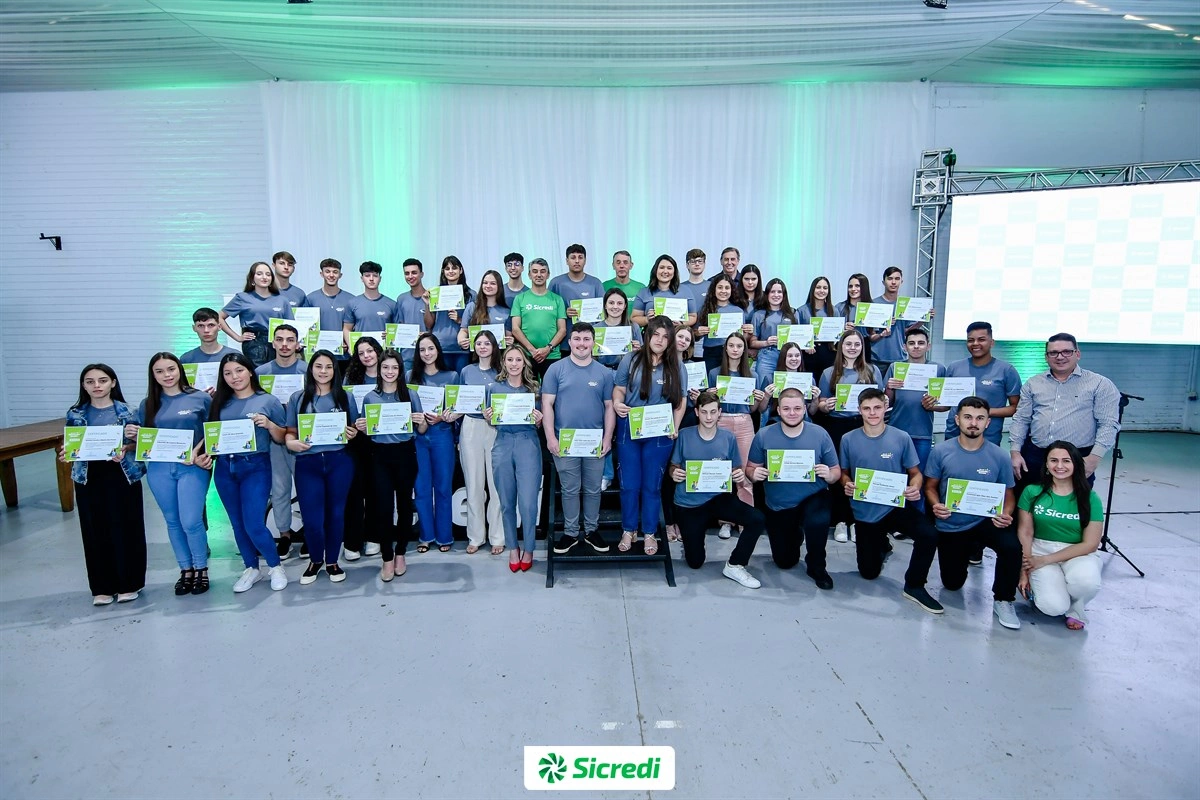  Jovens Formandos do Programa Atuação Jovem no RS posam com seus diplomas 