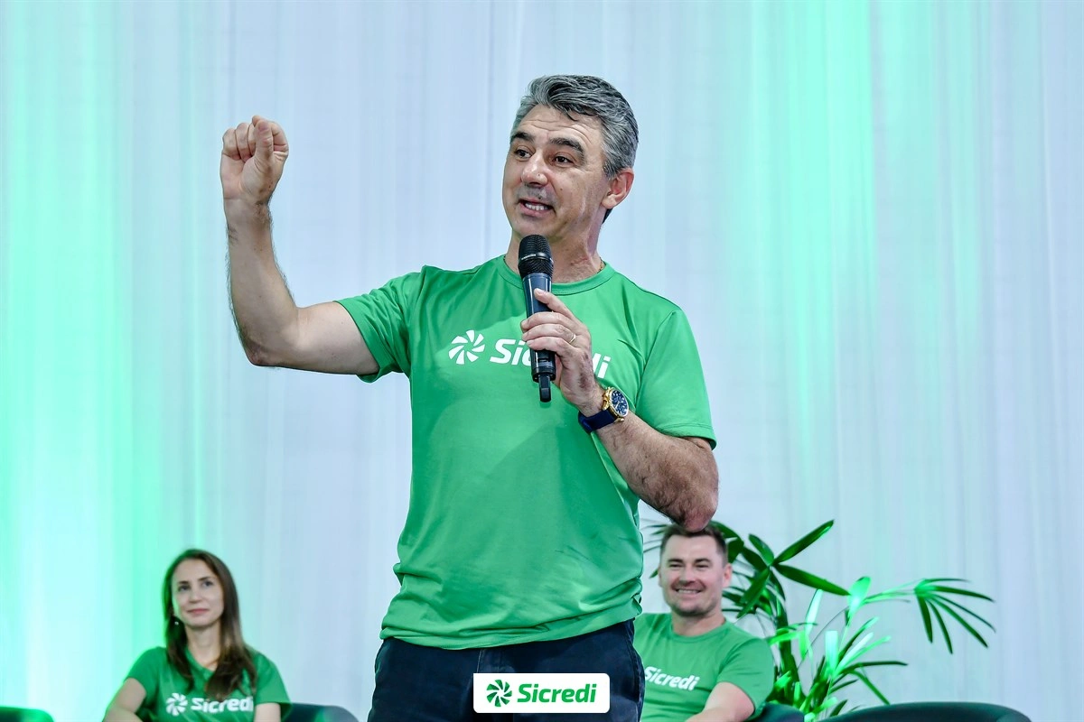  Presidente Carlos Rogério Matuella discursando para os jovens 