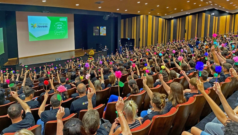 site_ Estudantes de 56 escolas participantes do Projeto Liderança Jovem lotaram o Auditório do Sicredi no Evento Anual realizado nesta semana.jpg 