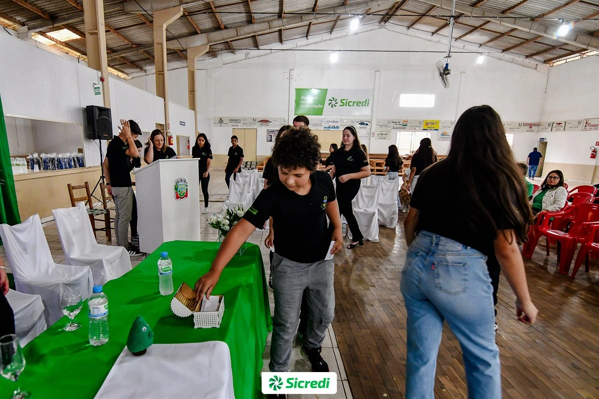  Alunos votam na assembleia da CoopAli 