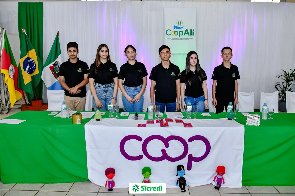  Diretoria da CoopAli posa para foto 