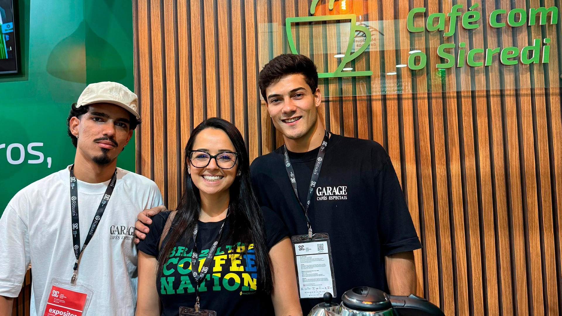  Produtores de Café da região de atuação sorrindo para a camera 