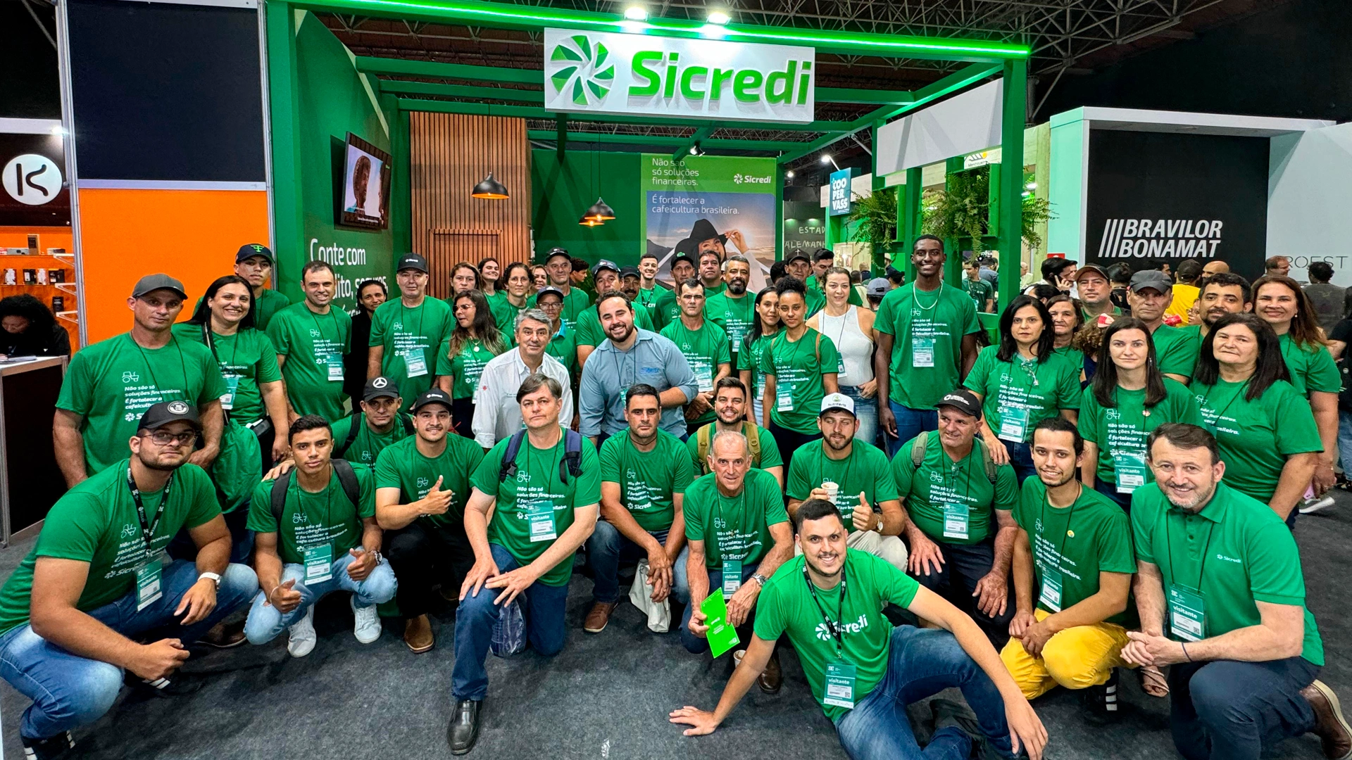  Estande verde com letreiros brancos do Sicredi na Semana Internacional do Café 