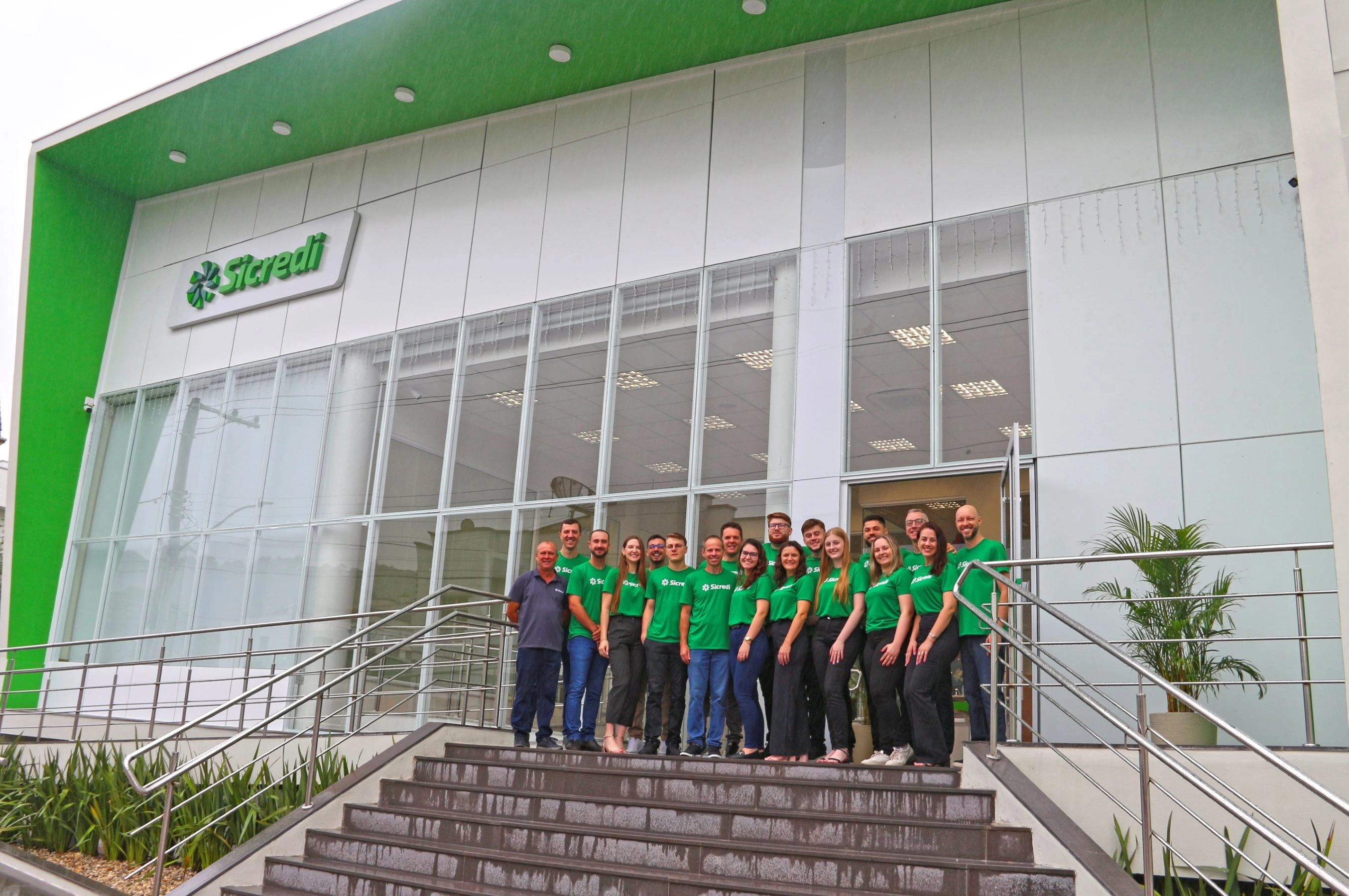  Equipe de colaboradores em frente a nova agência - Site.JPG 