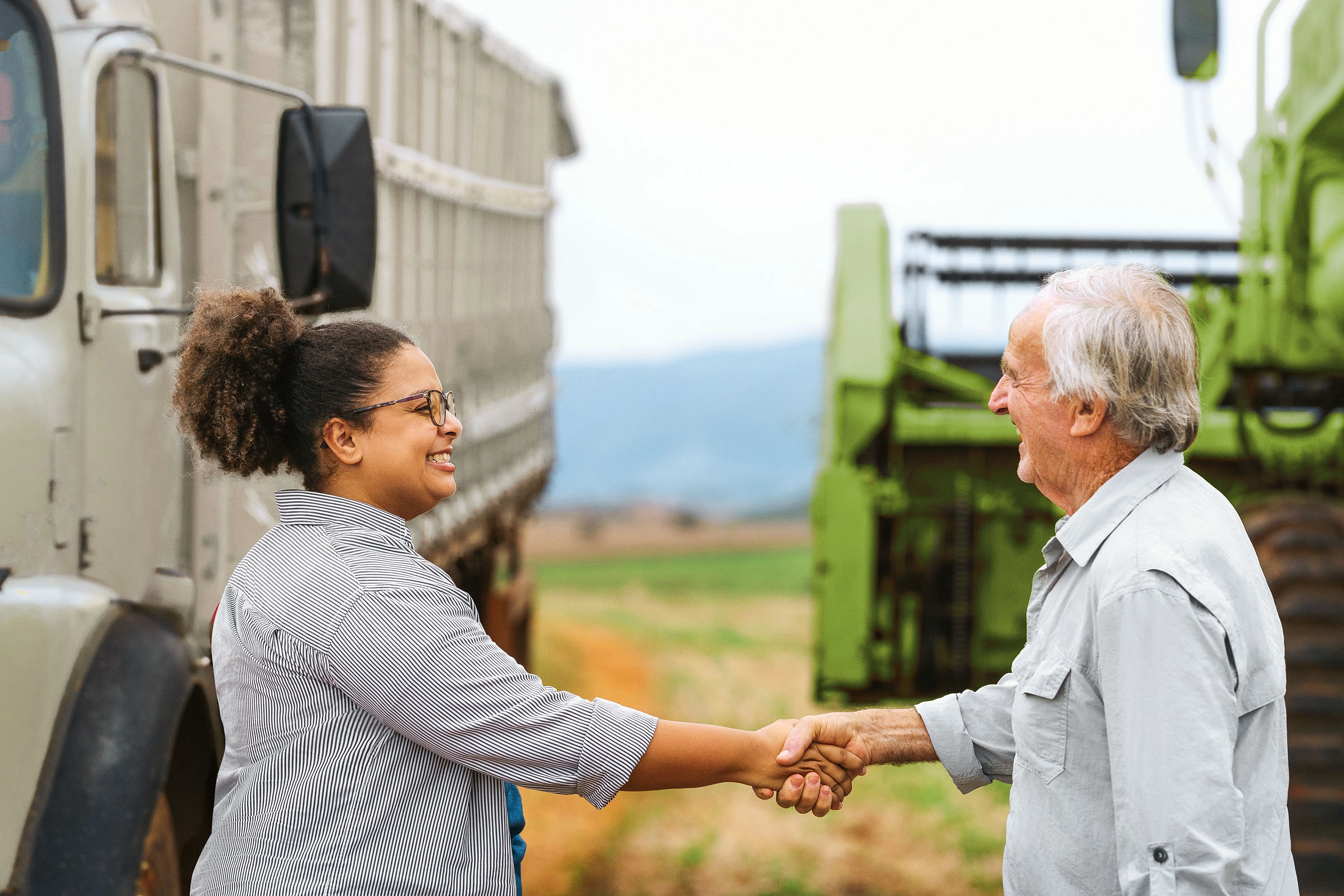  Agricultor e gerente do Sicredi se cumprimentam 