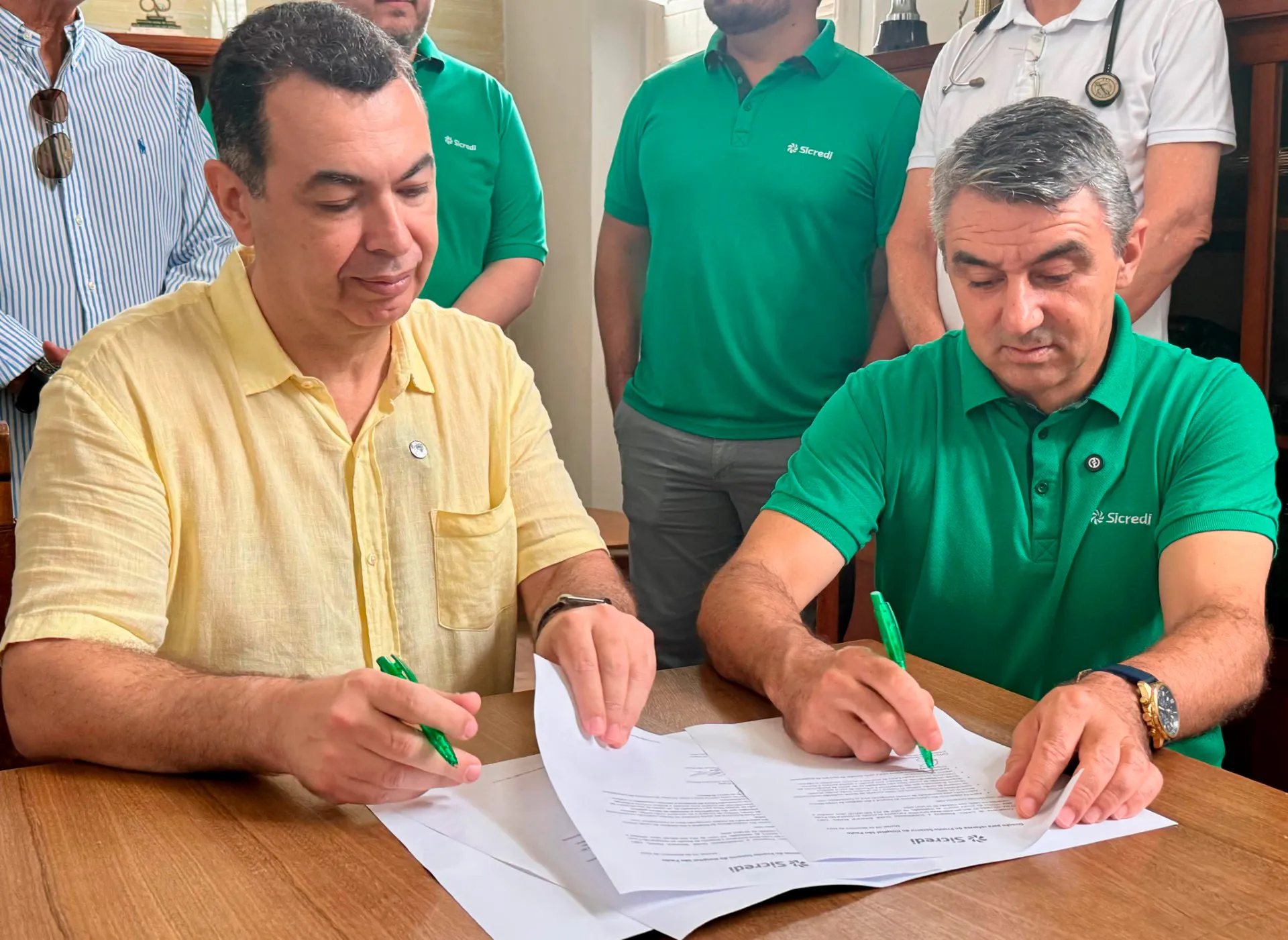  Presidente Carlos Rogério Matuella, GRD/MG, diretoria do Hospital reunidos em sala 