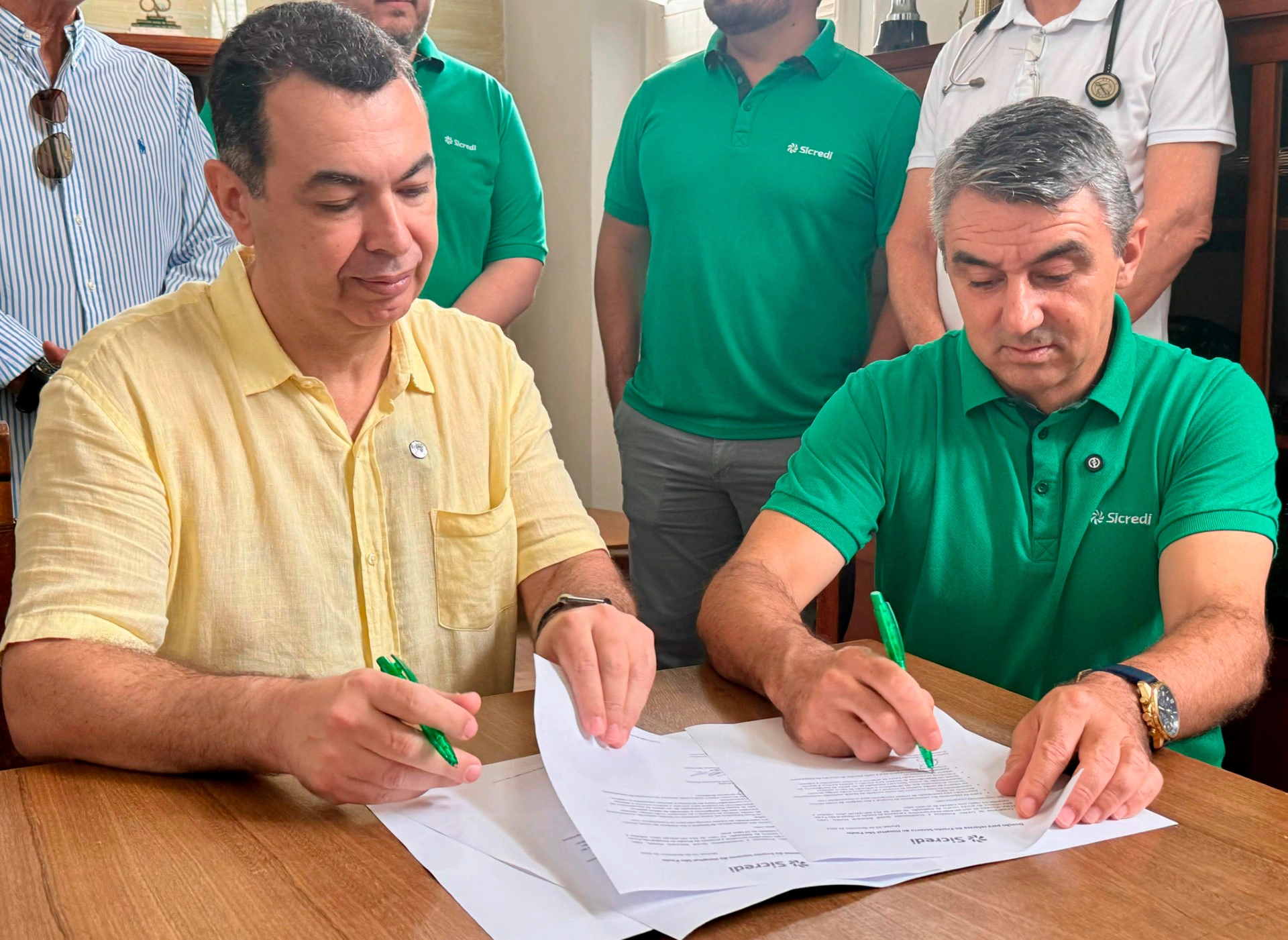  Presidente Carlos Rogério Matuella, GRD/MG, diretoria do Hospital reunidos em sala 