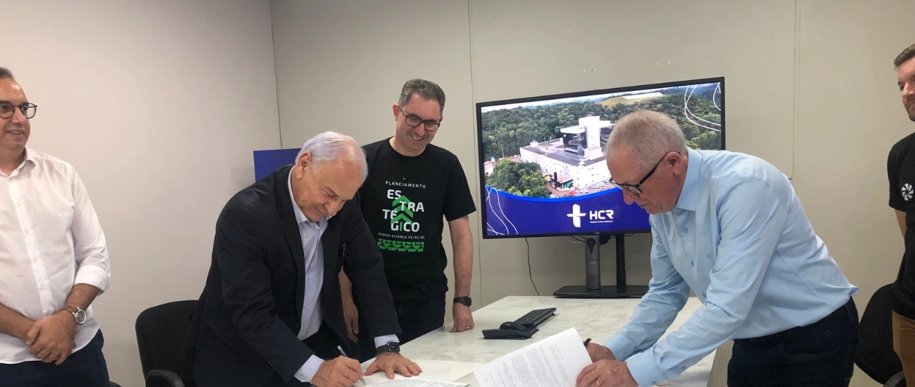  A assinatura do contrato entre a diretoria do HCR e da Sicredi Aliança RS/SC/ES. 