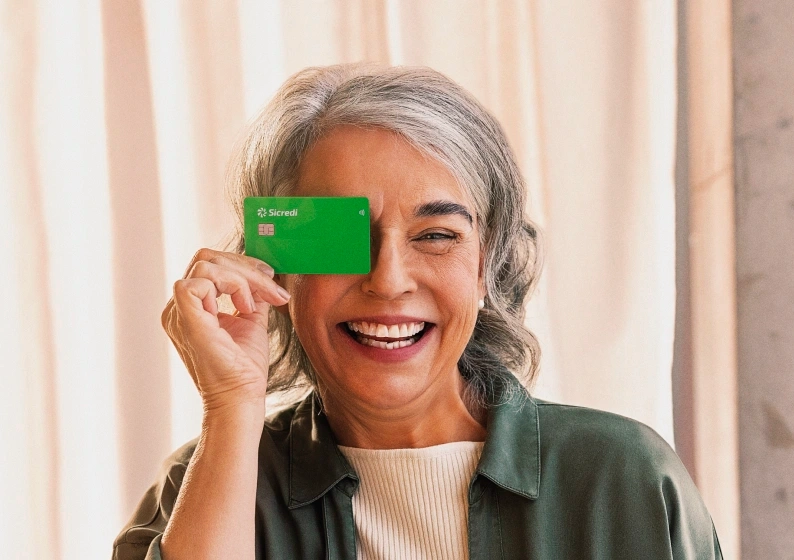  Associada contente com seu cartão Sicredi Internacional 
