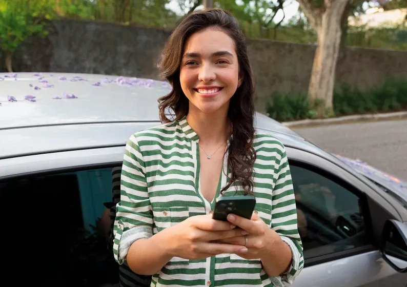  moça no celular sorrindo 