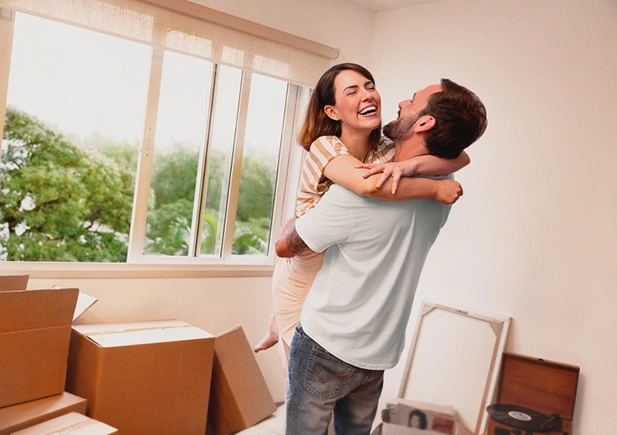  casal feliz na casa nova 