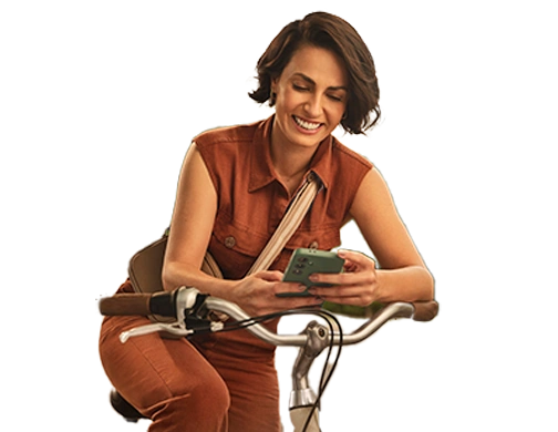  Associada mexendo no telefone 