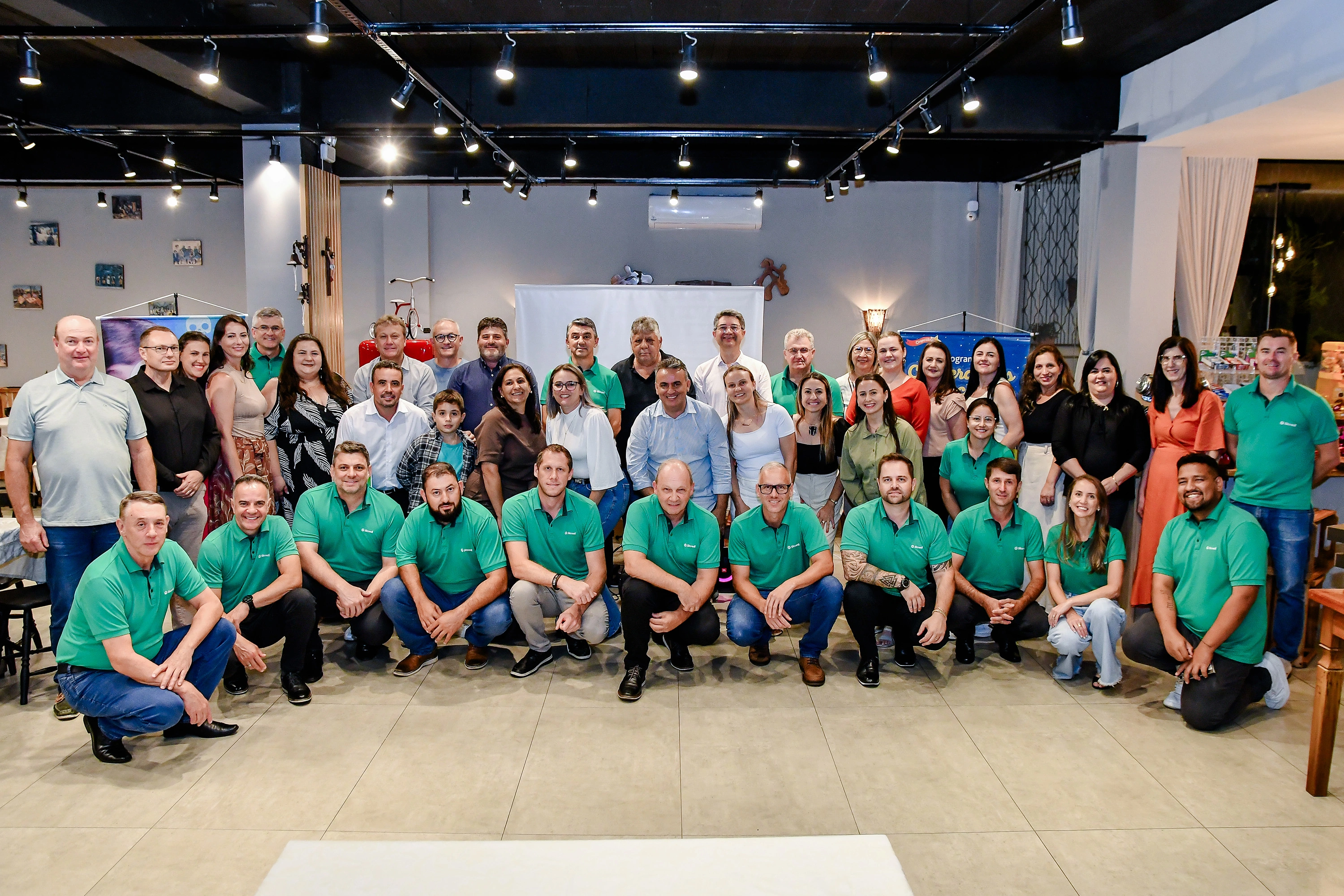  Todos envolvidos posam para foto no restaurante 