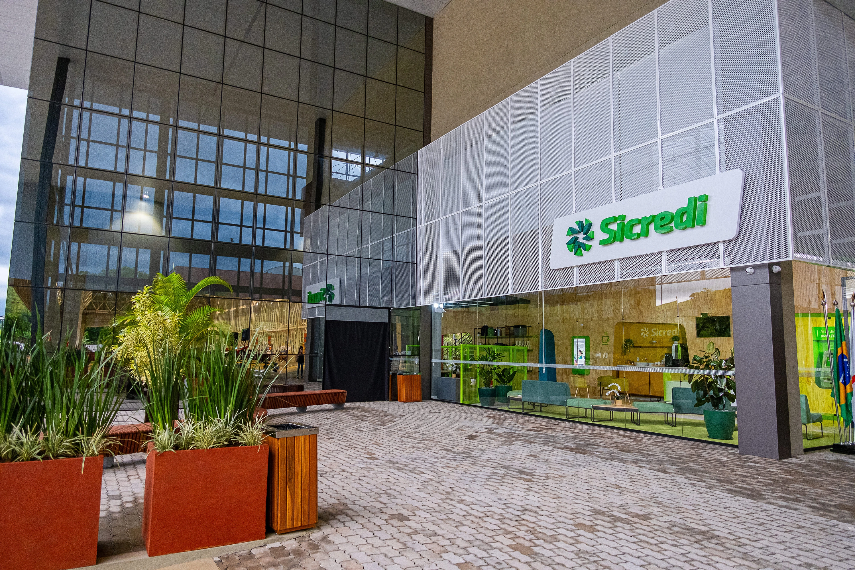  Fachada da Agência de Muriáe de nome "Park 116" da Sicredi Botucaraí RS/MG 