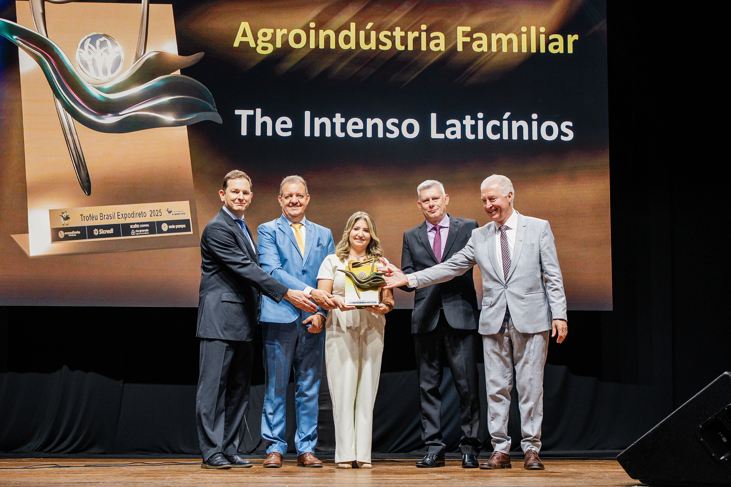  Diretor-presidente do Banco Sicredi, Cesar Gioda Bochi, entregou a premiação para a associada 
