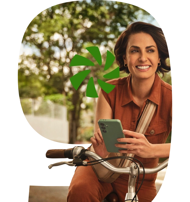  Associada andando de bicicleta e mexendo ao telefone 