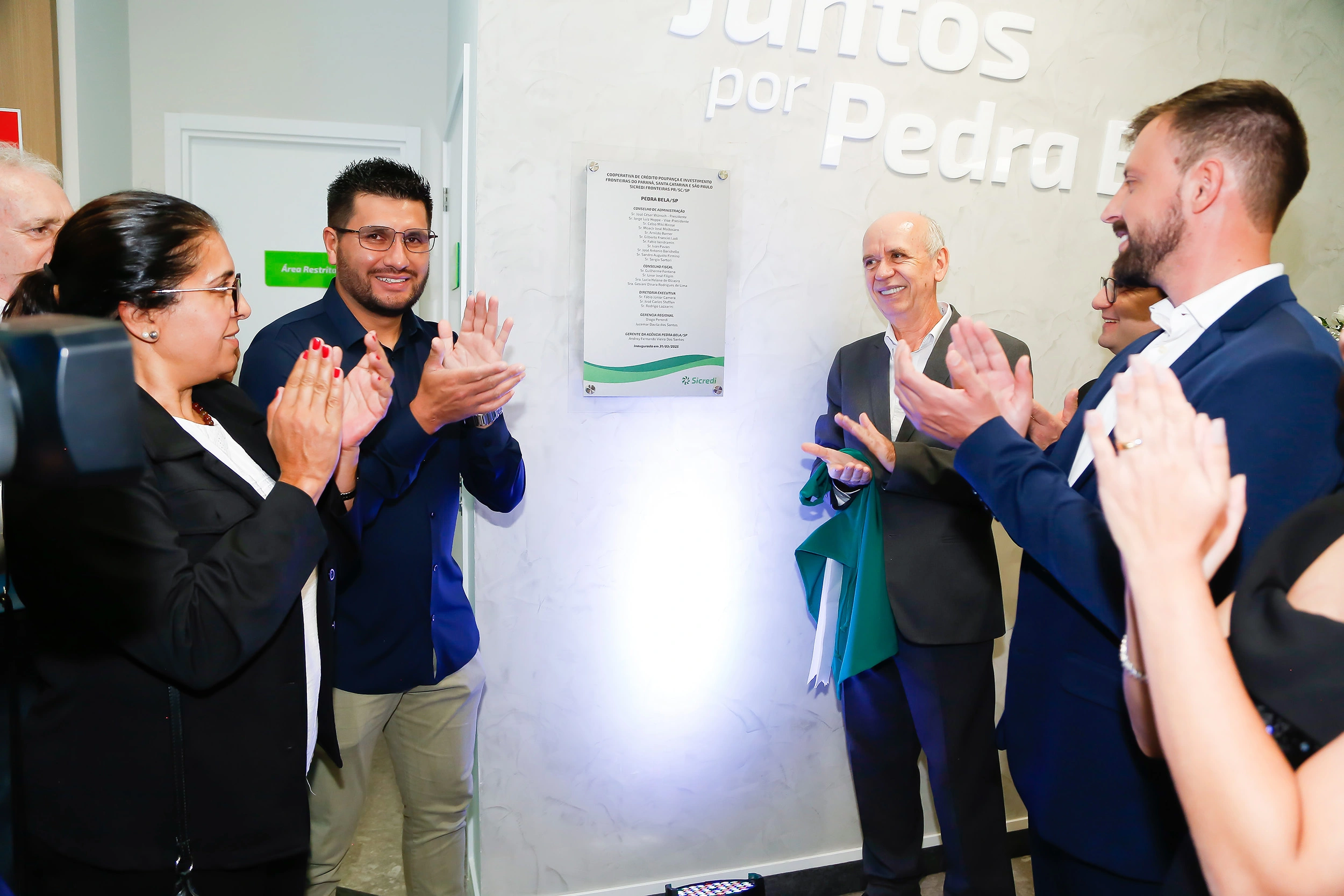 descerramento da placa inaugural.jpg