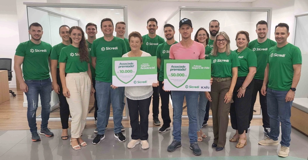  Associados sorteados Odacira Poletto Tuigo e Junior Izoton com os colabores da agência de Anta Gorda - Site.jpg 
