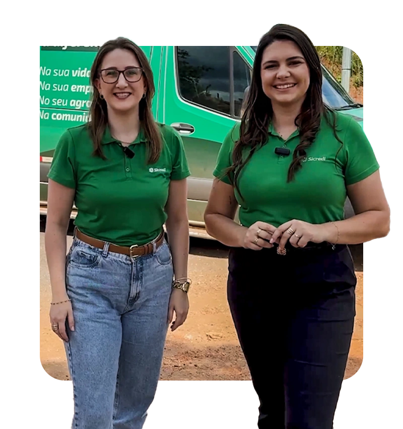  Eliane e Maruen em frente a van do Sicredi. 