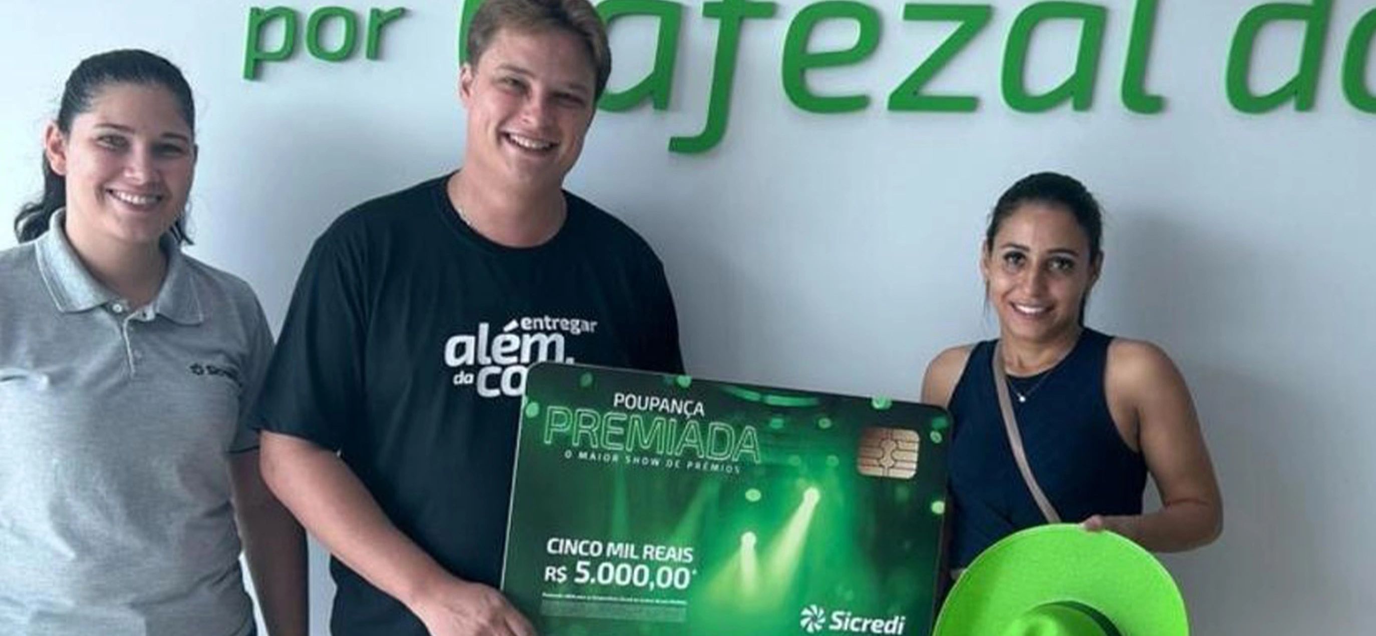 Entrega do cheque da campanha Poupança Premiada para a WMA Confecções.JPG