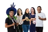  imagem home sozinho apontando 