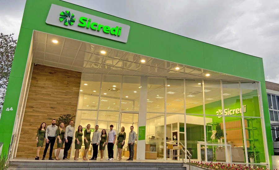  Equipe de colaboradores do Sicredi Muçum em frente a nova agência - Site.jpg 