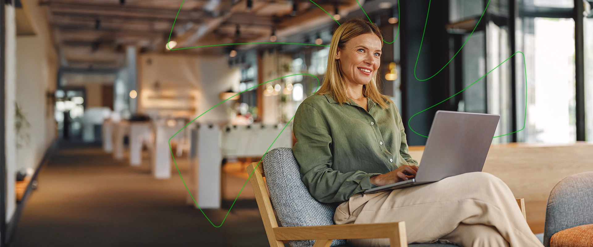  mulher empresária sentada na cadeira usando computador 