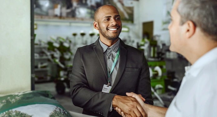  gerente do sicredi apertando a mão de um associado empresário 